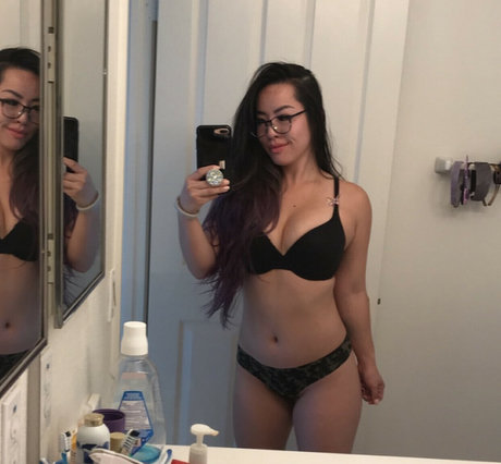 Yipnotiq pornstar nude picture