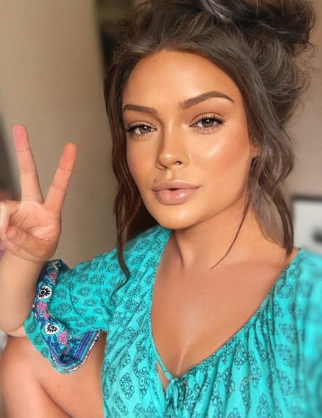 Imogen Loxley naked star pic