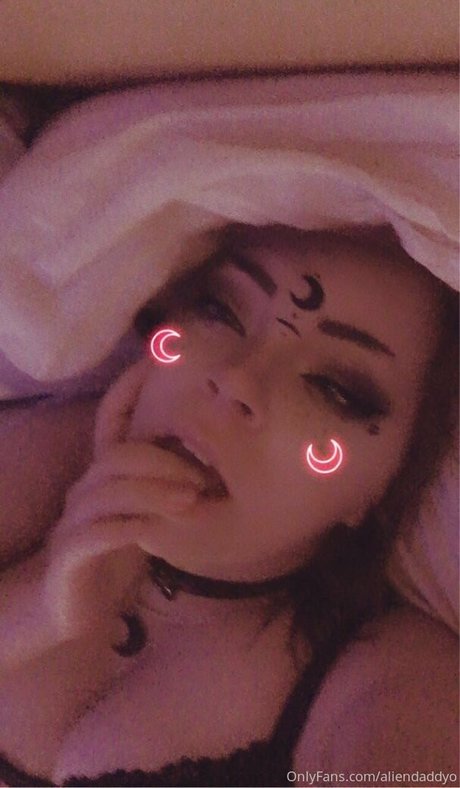 Aliendaddyo star nude photos