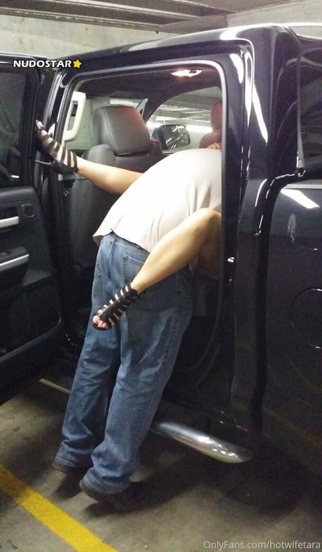 hotwifetara nude star image