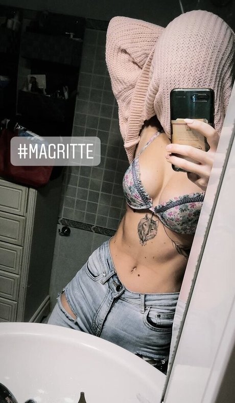 MidoriShake pornstar naked picture