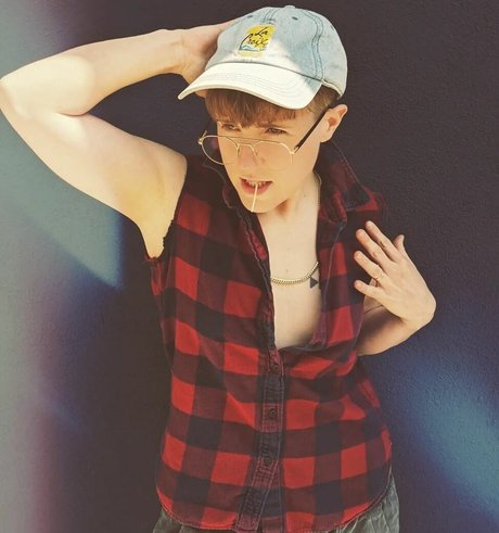 Hannah Hart nice actress pics