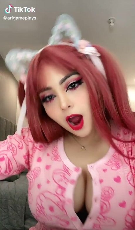 AriGameplay sexy actress photos