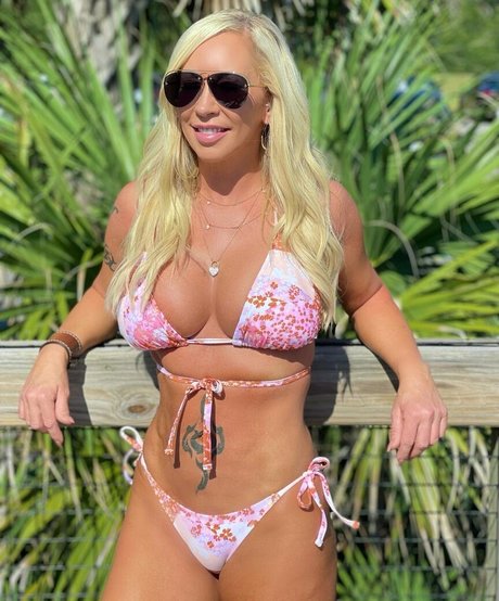 MelissaLee hot pornstar pic