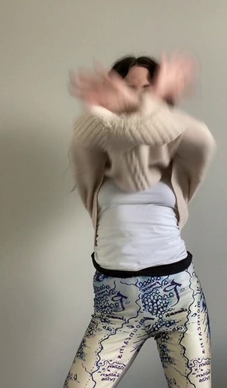 Olivia Evenstar model sexy pic