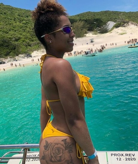 Vitoria Guarnieris nude model image