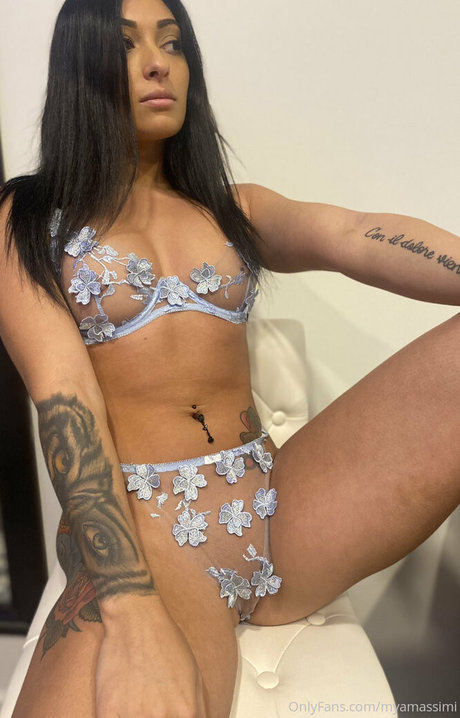 myamassimi_ adult model img