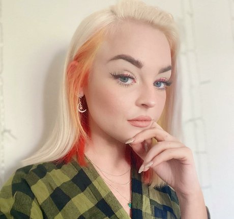 Emily Rose Perrin hd pornstar image