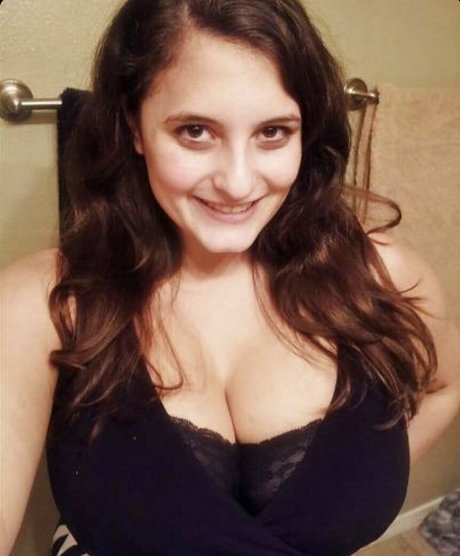 Avery Millah model pics