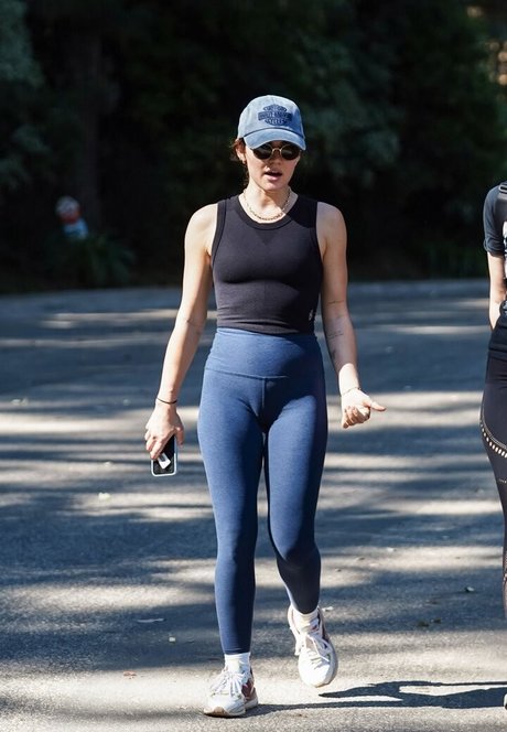 Lucy Hale nude model picture