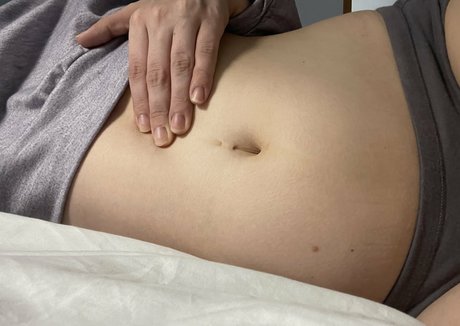 bellymodel2 naked model pic