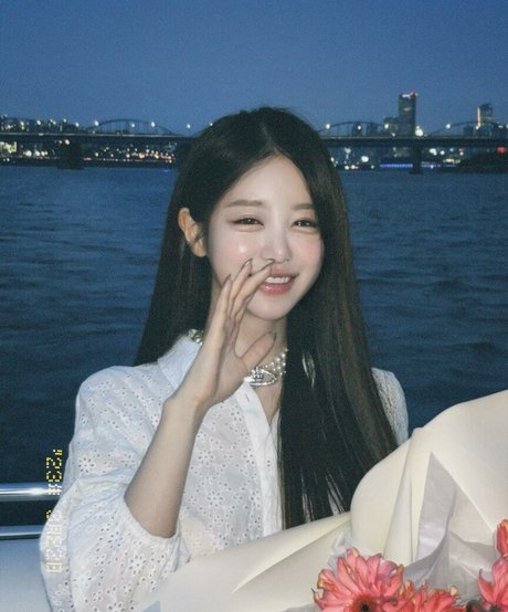 Uzaa porn model photo