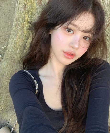 Uzaa model naked photo