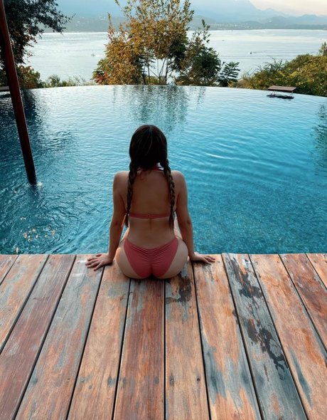 Ari Game Plays model naked images