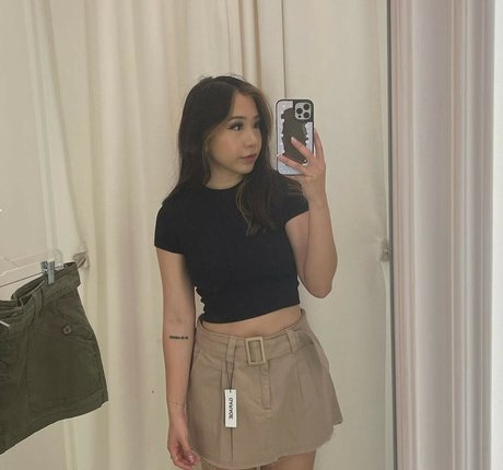 viavmber nudes star image