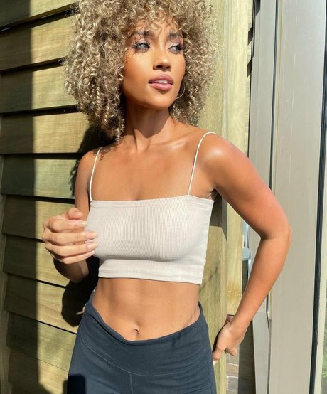 Elle Smith model nudes image