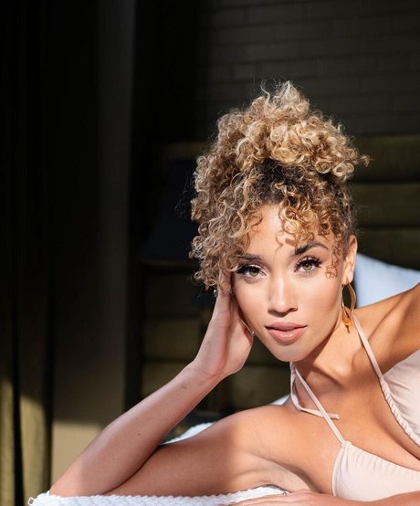 Elle Smith actress photo