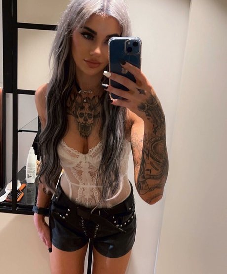 Hannah Taylor naked model gallery