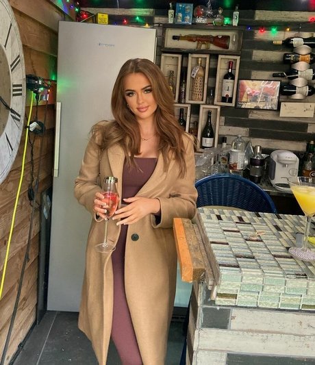 Neave Dare naked pornstar galleries