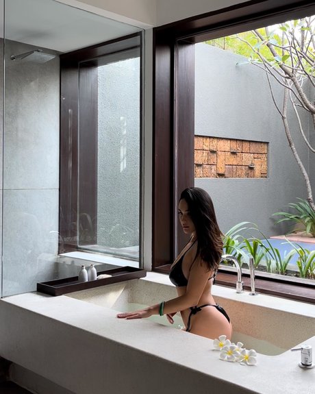 Jasmine Santos model nude images