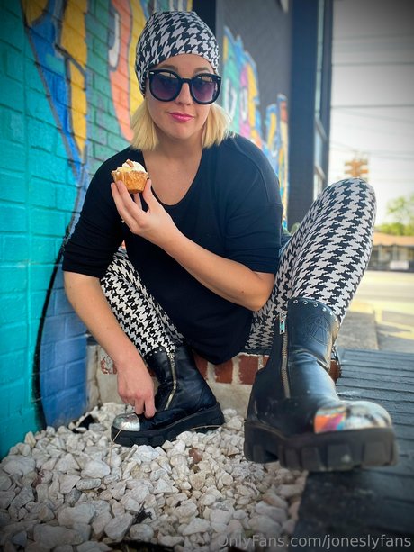 Lindsay Jones pretty actress photos