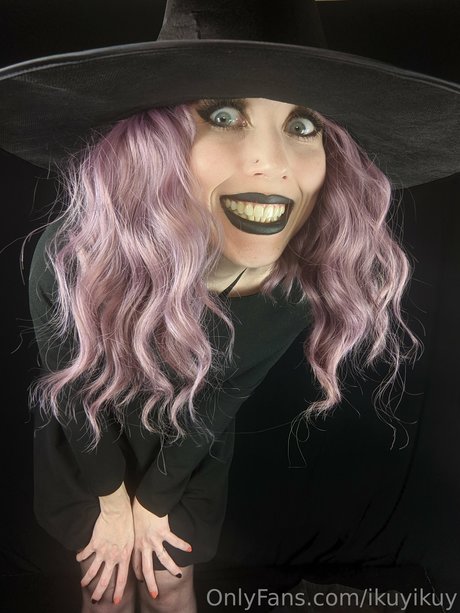 Ikuy Cosplayer naked model picture