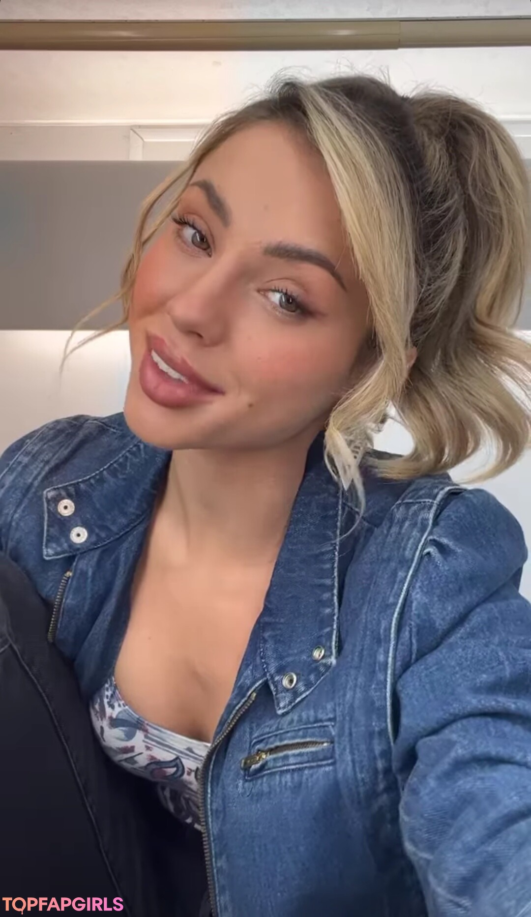 Charly Jordan pretty actress img