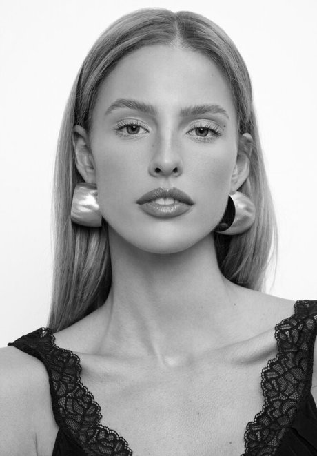 Sienna Cochrane star art photos