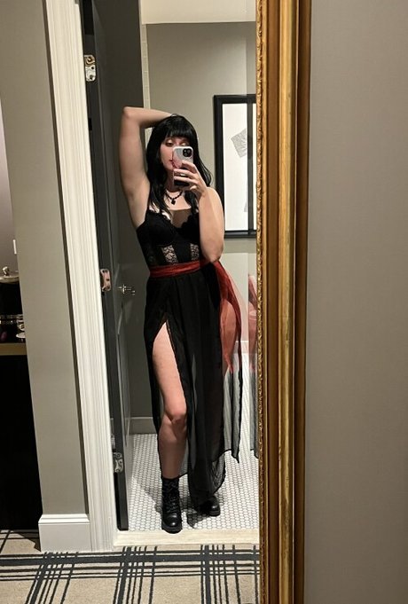 Alanis King exclusive star pictures