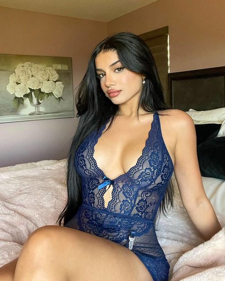 Alishba nude star pictures