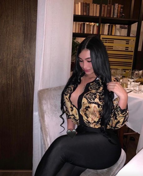 Colombiana Bombshell Mel pornstar erotic galleries