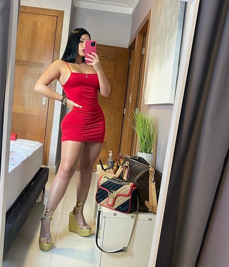 Colombiana Bombshell Mel naked pornstar photo