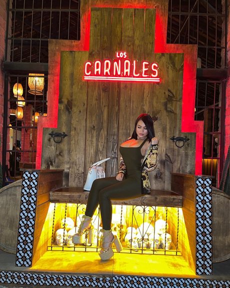 Colombiana Bombshell Mel star adult gallery