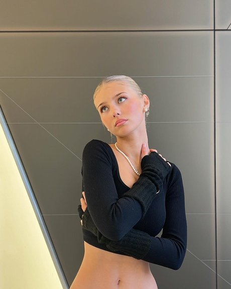 Elena Zoe nudes model picture