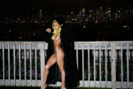 YooItsChill model sexy image