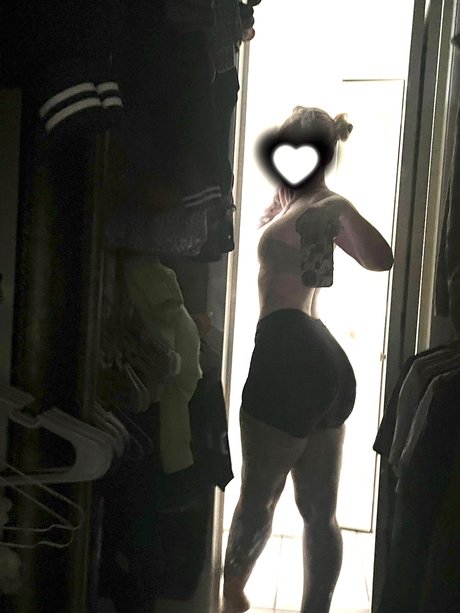 Initialelon nude star picture