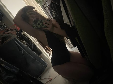 Initialelon model sex pic