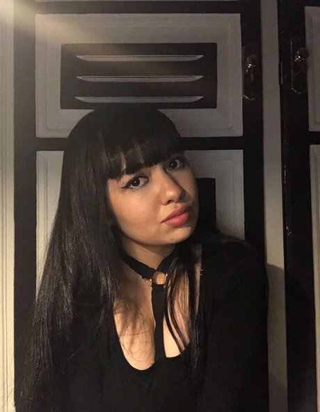 naomieve naked model photo