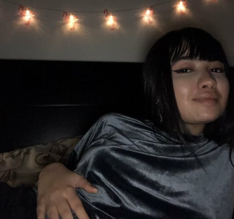 naomieve model art gallery