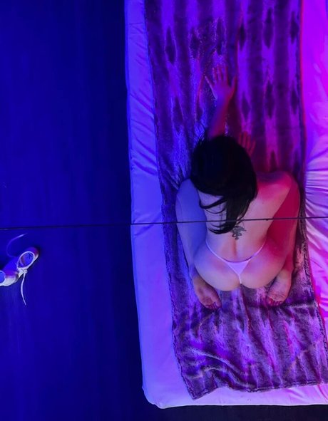 Naydhee nude model photo