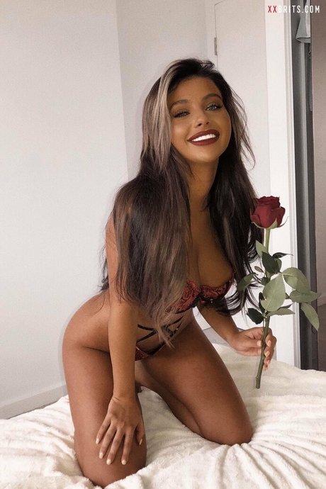 Chloe Elizabeth naked model image