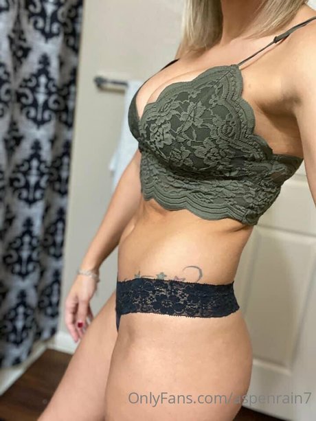 Aspen Rain model hot pics