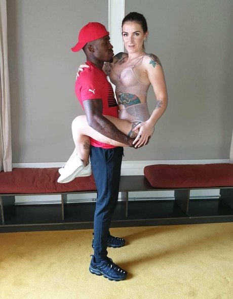 black fitness onlyfans top pic