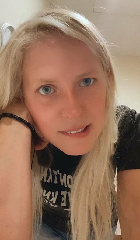 Lovely Rae nude model image