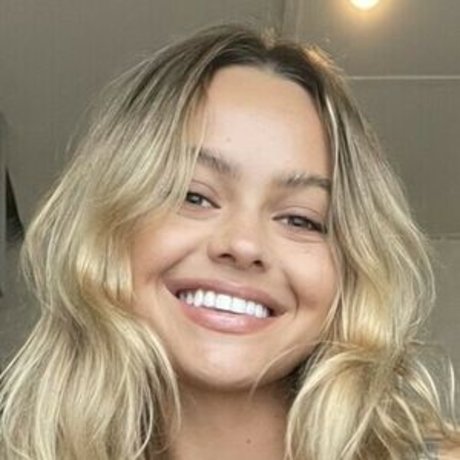 Paris Wycherley pretty actress pics