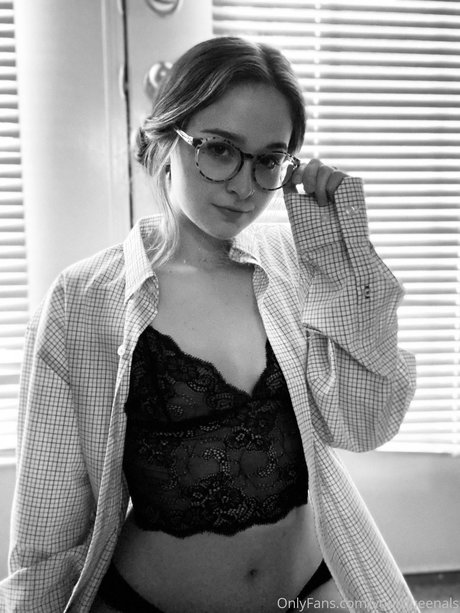 yourqueenals model naked image