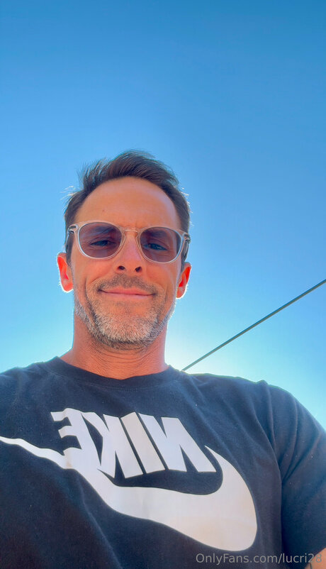 Lucri28 model adult picture