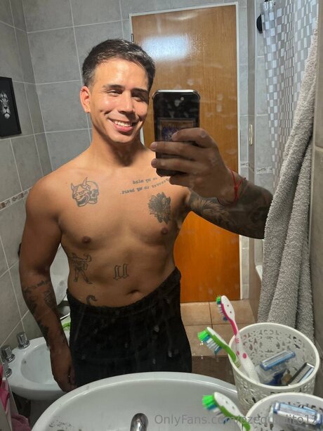 Ezequielito12 naked star picture