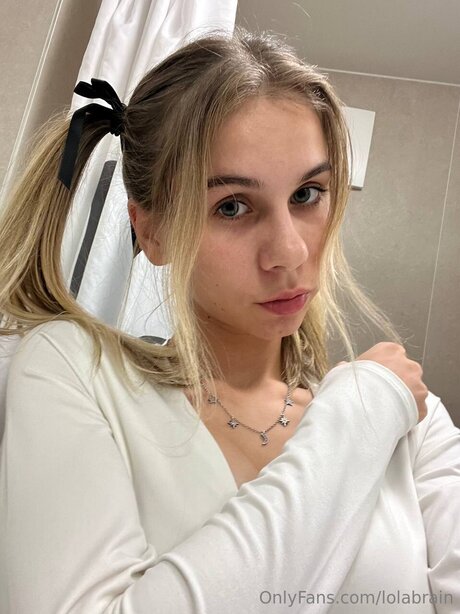 Lolabrain pornstar exclusive image