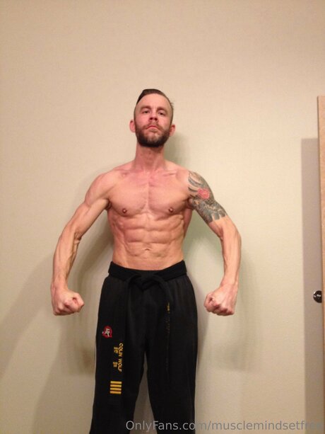 Musclemindsetfree naked model galleries